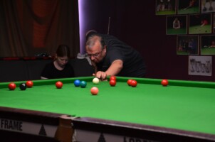 Przy stole: Arkadiusz Janiak