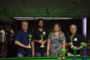 Od lewej: Jacek Czarciński, Jędrzej Janicki, Aneta Krauze (Managerka klubu Frame), Mukesh Aswani